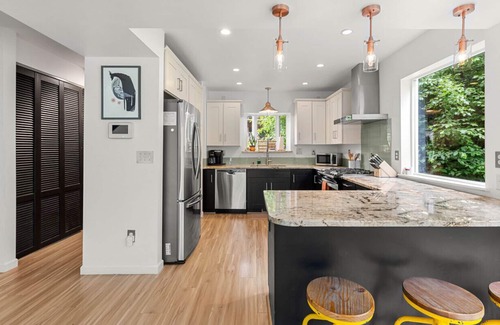 North Star House | Creekside Retreat, King Bed Near Downtown & Trails, sleeps 14!