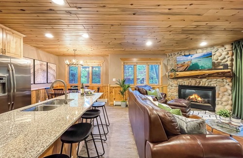 Park City House | Creekside Retreat near Canyons Village Mountain Modern w/BBQ Steps to Hot Tubs