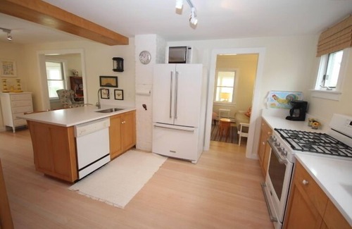 New Shoreham House | CRESCENT BEACH COTTAGE - Just steps to the private path to the BEACH