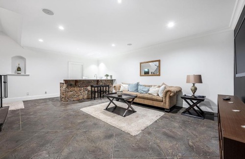 Crescent Beach House | Crescent beach deluxe house