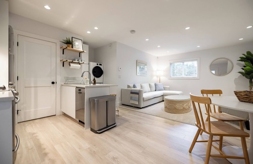 Crescent Beach Cottage | Crescent Heights Laneway Cottage