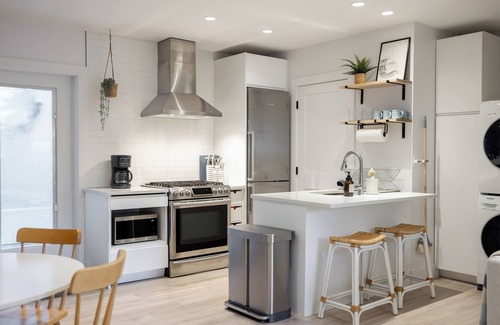 Crescent Beach Cottage | Crescent Heights Laneway Cottage