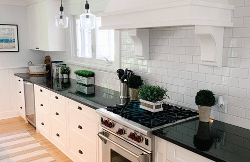 Surrey House | Crescent Park Heritage Bungalow ~ walking distance to Crescent Beach