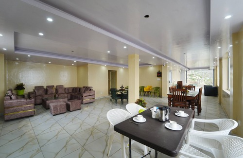 Fagu House | Crested View | Cottage in Fagu | w King Bed,food,View
