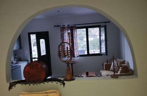 Choudetsi Apartment | Cretan lyre