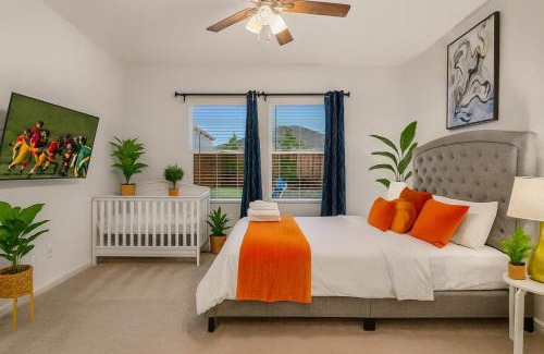 Lavon House | Crew Stay Sleeps 10, Wi-fi, Parking, Big Backyard