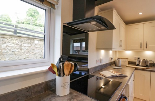 Broadwas Cottage | CREWS HILL HOUSE, character holiday cottage, with hot tub in Alfrick