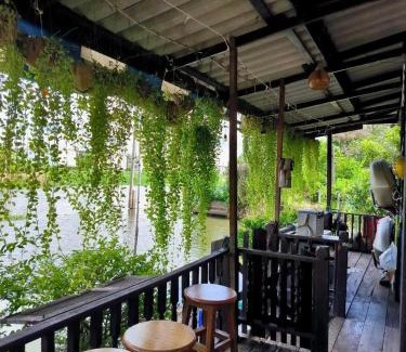 Srisa Chorakhe Noi House | Croc Camp