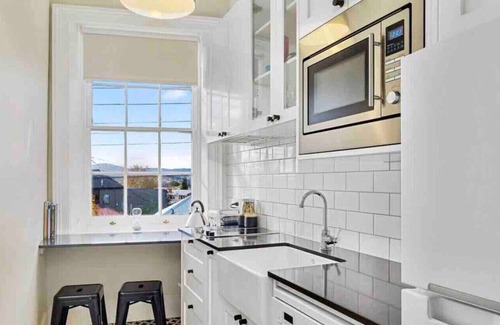 Battery Point Cottage | Cromwell Apartment - 3 Red Doors Battery Point
