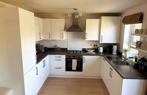 Crosby Apartment | Crosby Calm: Modern 1-Bed Retreat for Solo Stays