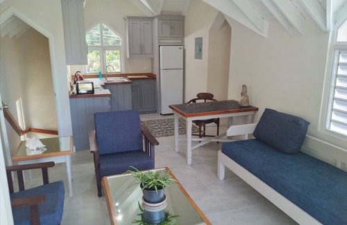 Hastings Apartment | Crotona Garden 1 Bed Upper Cottage, Lush & Tropical + Pool. 2 Min Walk to Sea
