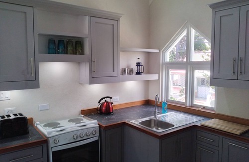 Hastings Apartment | Crotona Garden 1 Bed Upper Cottage, Lush & Tropical + Pool. 2 Min Walk to Sea