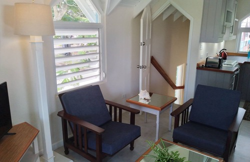 Hastings Apartment | Crotona Garden 1 Bed Upper Cottage, Lush & Tropical + Pool. 2 Min Walk to Sea