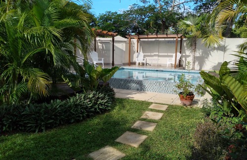 Hastings Apartment | Crotona Garden 1 Bed Lower Cottage, Lush & Tropical + Pool. 2 Min Walk to Sea