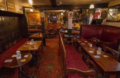 Broadway Hotel | Crown and Trumpet Inn