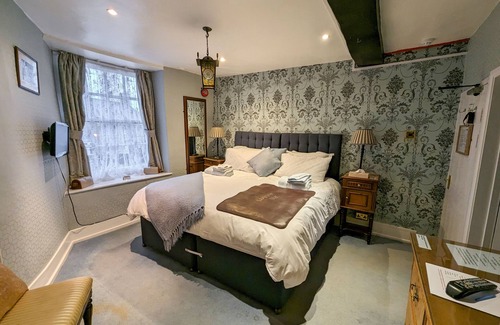 Broadway Hotel | Crown and Trumpet Inn