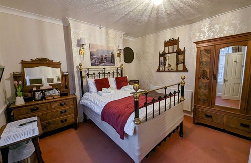 Broadway Hotel | Crown and Trumpet Inn