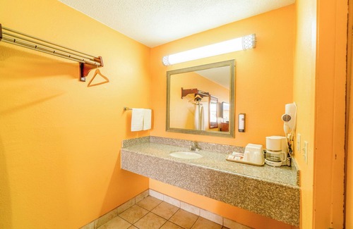 Denver City Hotel | Crown Inn By OYO Denver Tx