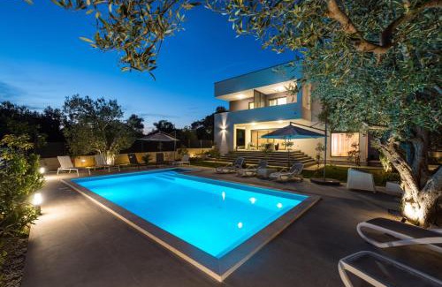 Biograd na Moru Apartment | CROWONDER Sun Dance Apartments with Heated Swimming Pool Seaview and Garden