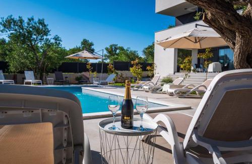 Biograd na Moru Apartment | CROWONDER Sun Dance Apartments with Heated Swimming Pool Seaview and Garden