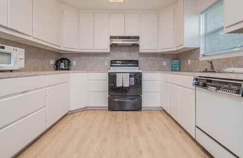 Harbor Oaks Apartment | Crows Nest Apartment - Access to Pier & Beach Area