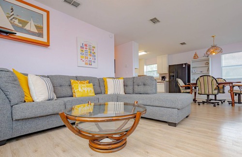 Harbor Oaks Apartment | Crows Nest Apartment - Access to Pier & Beach Area