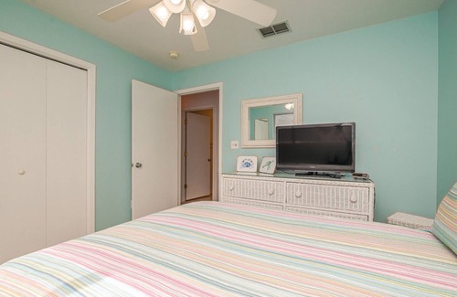 Harbor Oaks Apartment | Crows Nest Apartment - Access to Pier & Beach Area
