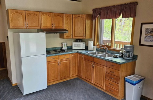 Crowsnest Pass Cabin | Crowsnest River Chalet - Trout