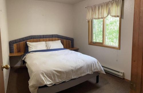 Crowsnest Pass House | Crowsnest River Chalet - Deer