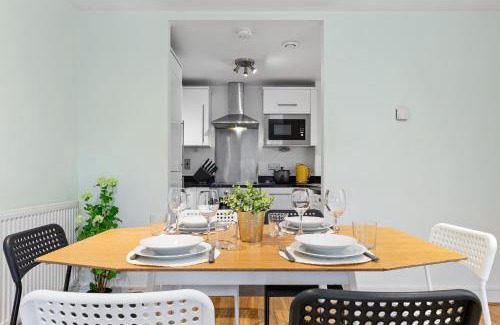 Bensham Manor Apartment | Croydon FBS Retreat, Easy access to central