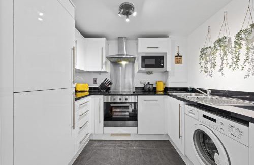 Bensham Manor Apartment | Croydon FBS Retreat, Easy access to central