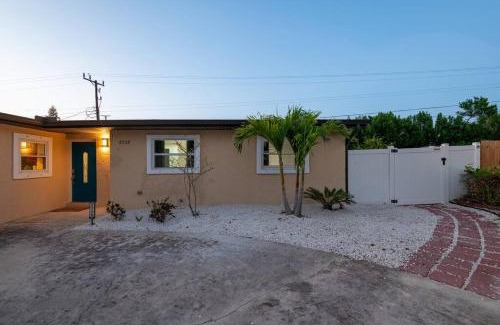 College Green Estates House | Cruise-Ready Oasis 15min to Beach & Port Canav & Huge Pool