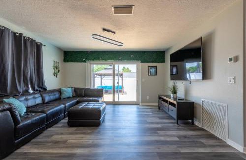College Green Estates House | Cruise-Ready Oasis 15min to Beach & Port Canav & Huge Pool