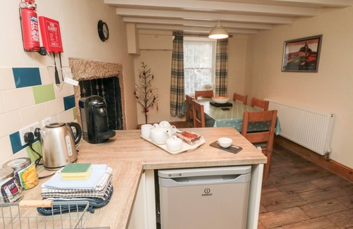 Kirkbymoorside Cottage | CRUMBLE'S COTTAGE, pet friendly, with open fire in Kirkbymoorside