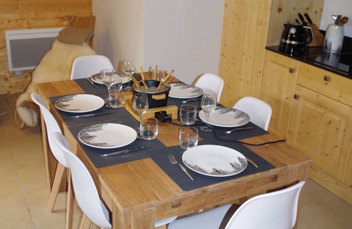 Les Deux Alpes Apartment | CRYSTAL CHALET APPT 52 M2 magnificent view of the Vallée Blanche, ski-in ski-out.