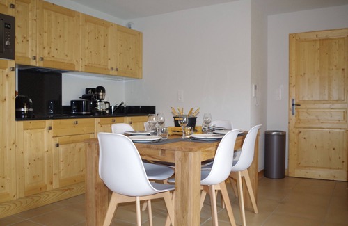 Les Deux Alpes Apartment | CRYSTAL CHALET APPT 52 M2 magnificent view of the Vallée Blanche, ski-in ski-out.