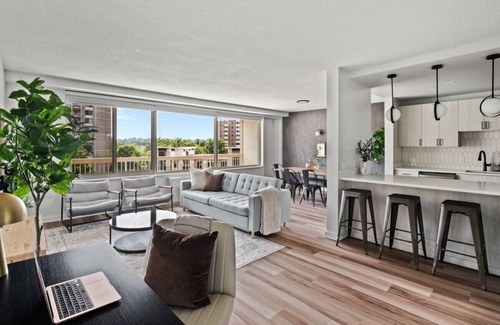 Aurora Highlands Apartment | Crystal City Apartment with Gym and Free Parking
