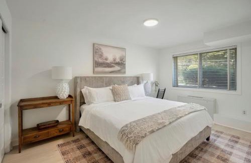 Aurora Highlands House | Crystal City Charm 2BR Free Parking 104