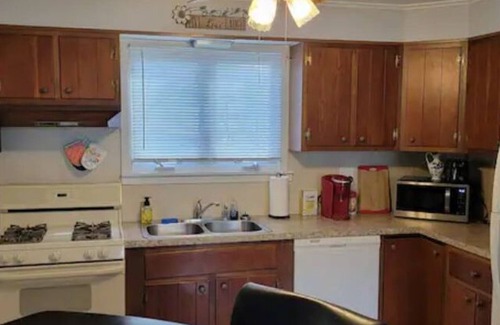 Corning House | Crystal City Family Home - Comfort and Convenience