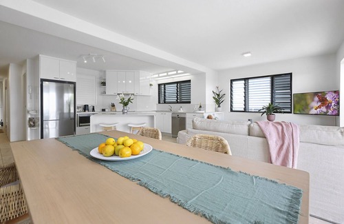 Sunshine Beach Apartment | Crystal Shores Unit 3, 200m from beach, dog friendly