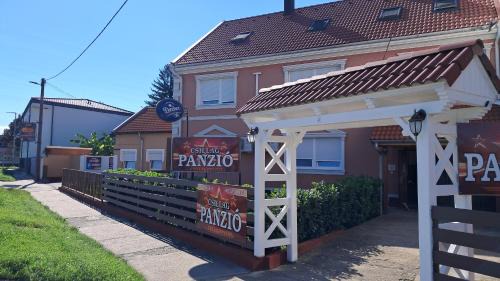 Vac House | Csillag Panzió