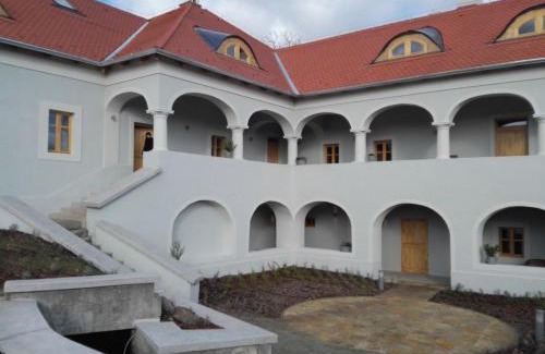 Mad House | Csodarabbik Útja Fogadó
