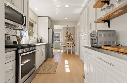 University Park House | CSU Hideaway King Bd, Backyard Oasis, EV Charger