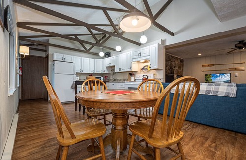 McHenry House | Cub House | 5 Minutes to Skiing, Boating, Dining