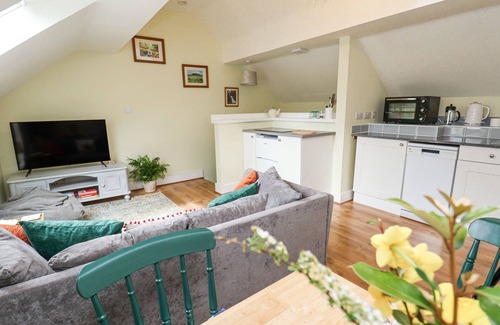 Cymau Cottage | CUDDFAN AT SWALLOW COTTAGE, romantic, with a garden in Coedpoeth