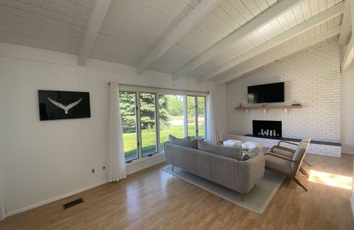 Culloden Shores House | Culloden Cottage with Private Beach