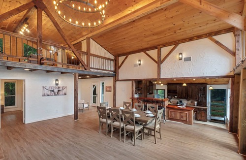 Tomball Cabin | Custom Cabin - King Bed - Balcony Views - 8-Acre Escape