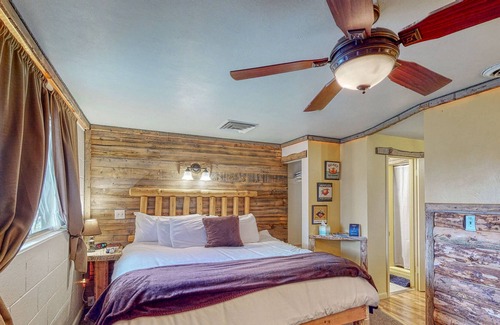 Cedaredge Cabin | Custom cabin with magnificent shared amenities