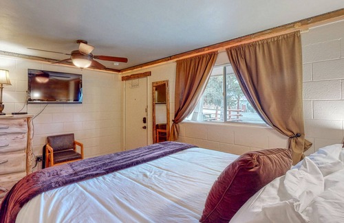 Cedaredge Cabin | Custom cabin with magnificent shared amenities