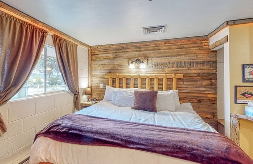 Cedaredge Cabin | Custom cabin with magnificent shared amenities